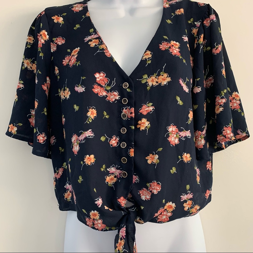 Socialite Cropped Button-up Floral Top
